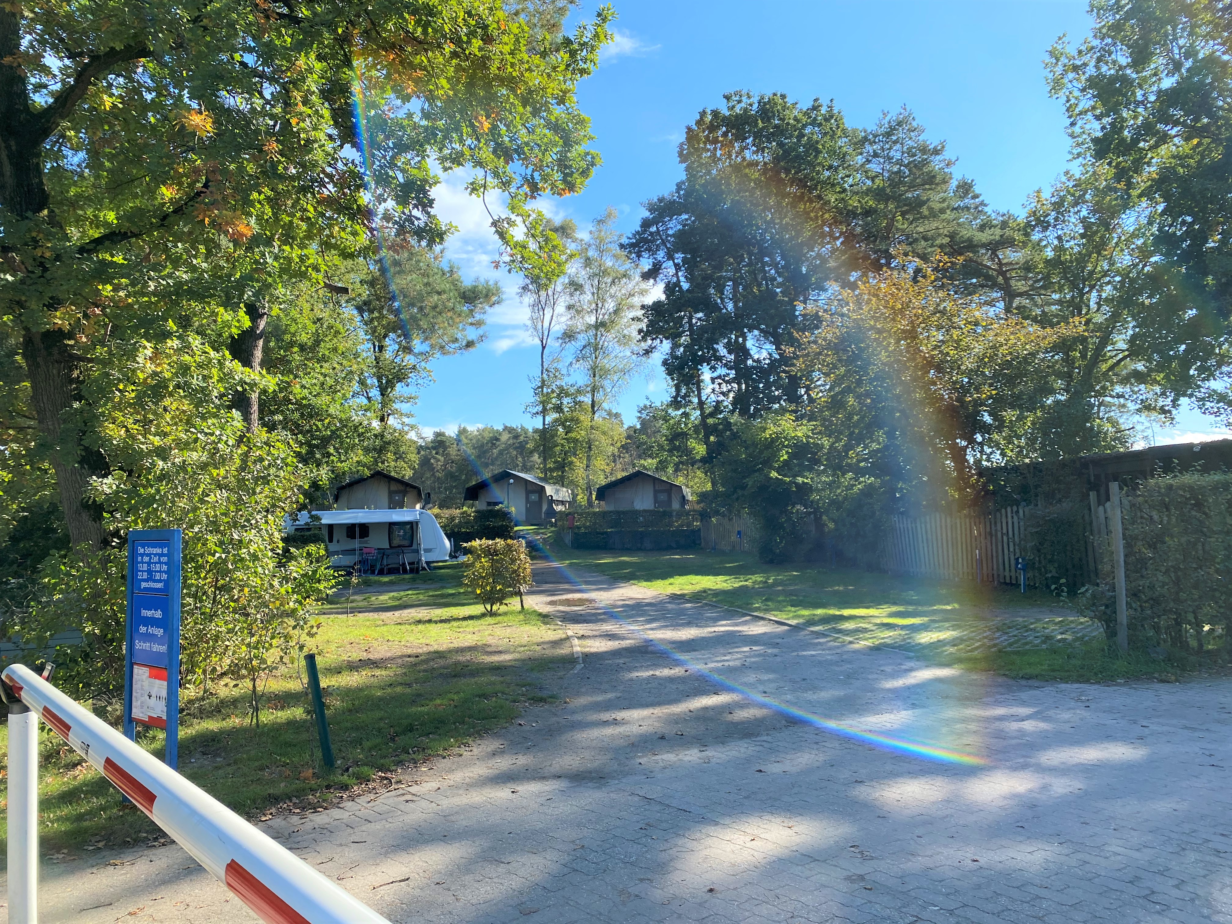 Stellplätze hinter Schranke